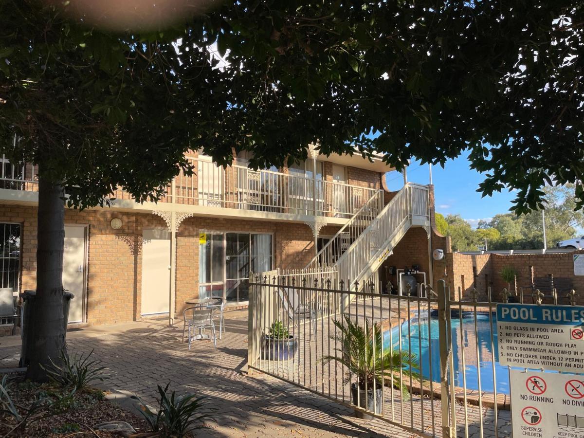 Darling Junction Motor Inn Wentworth Bagian luar foto