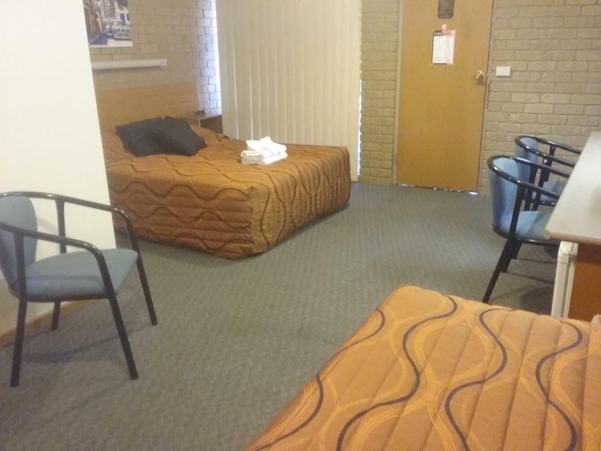 Darling Junction Motor Inn Wentworth Bagian luar foto